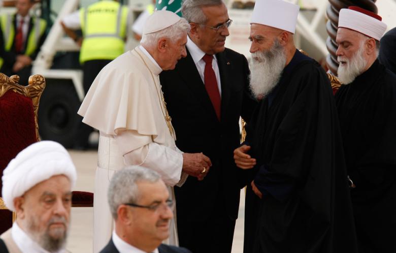 El Papa junto al presidente libanés Sleiman, saludando a líderes religiosos drusos y musulmanes